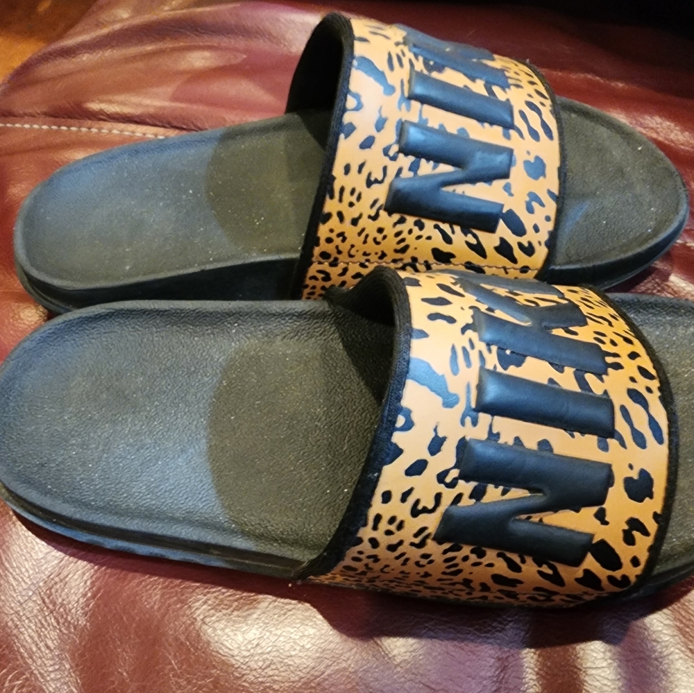 Nike cheetah slides size 7